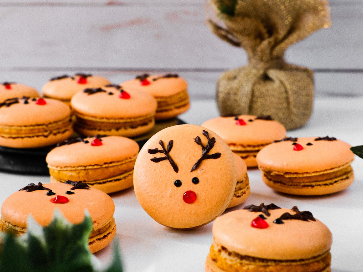 Christmas-Reindeer-Thai-Tea-Macarons