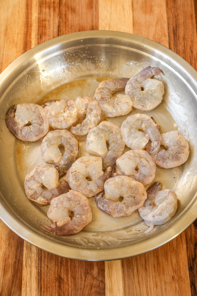 marinate shrimp for shanghai stir-fried rice cakes with shrimp