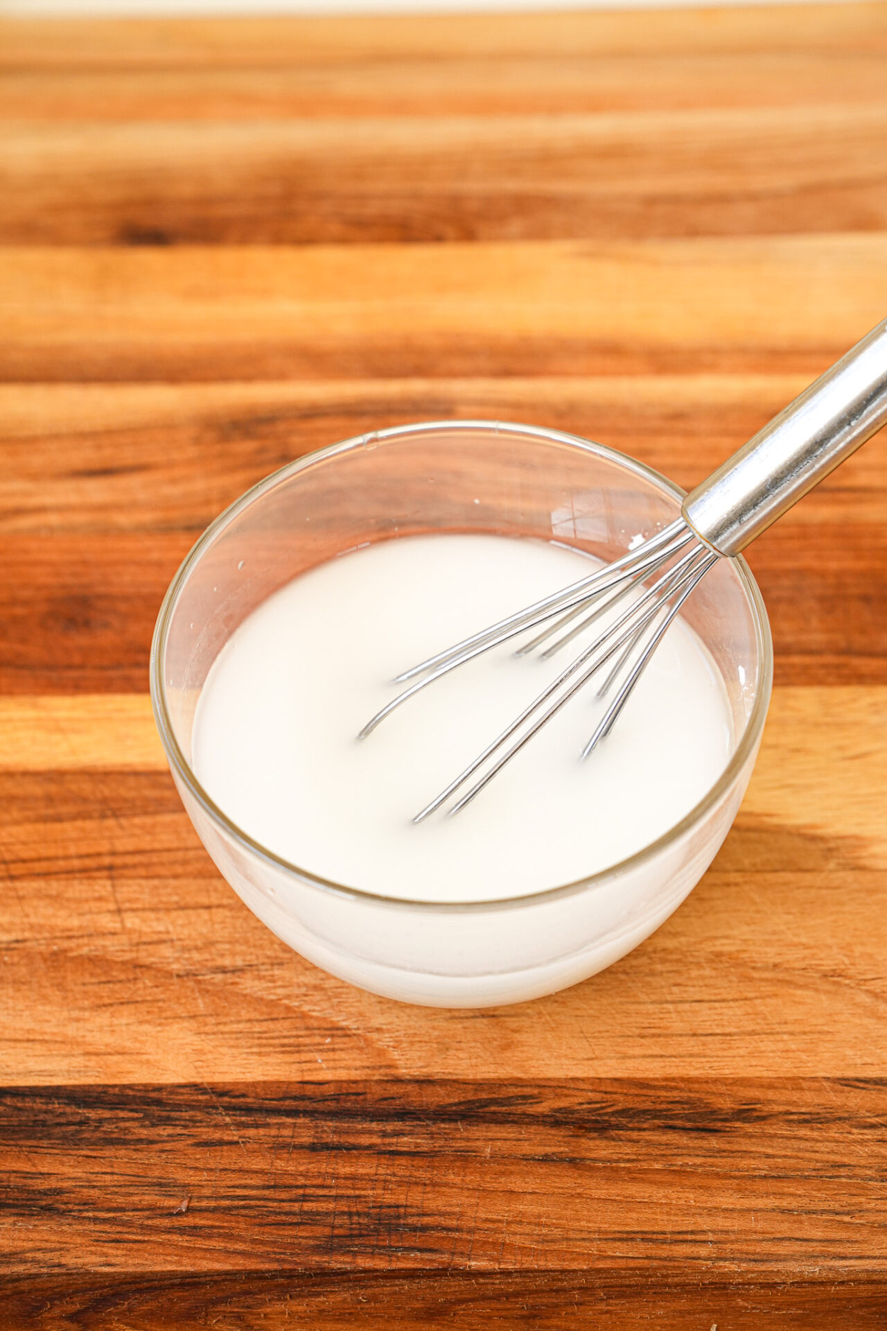 prepare corn starch slurry to make crispy dumpling skirt