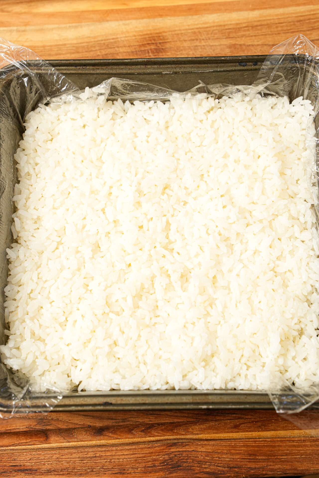 chill sushi rice in the refrigerator to make crispy rice